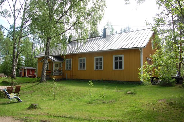 Entinen asemarakennus pihan puolelta.&nbsp;(Sinikka Myyrä&nbsp;29.5.2013)