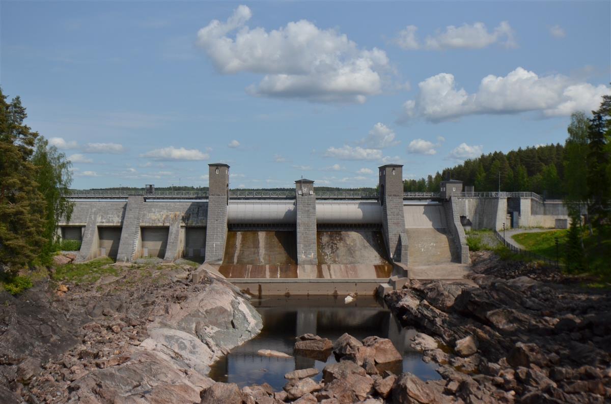 Imatrankosken säännöstelypadon patolaitteet ja Vuoksen uoma Koskisillalta koilliseen päin kuvattuna.&nbsp;(Päivi Makkonen&nbsp;2025)