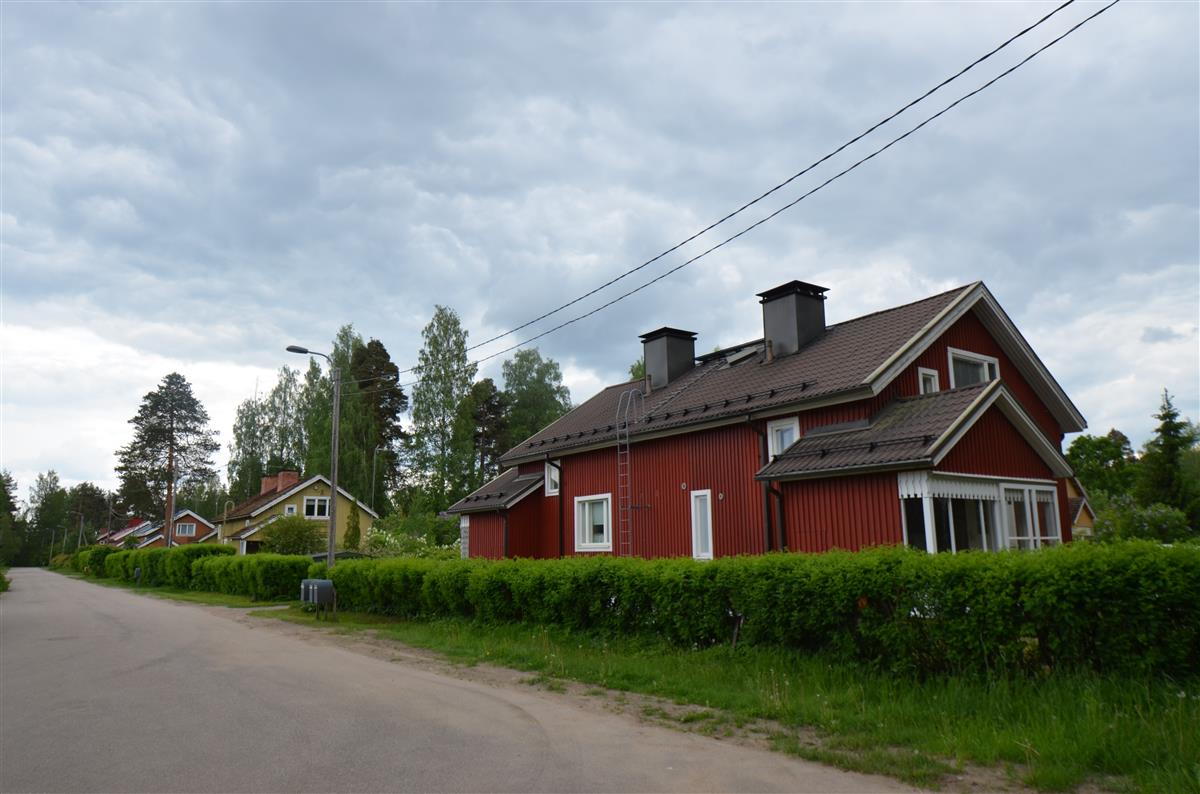 Näkymä Säterikujalta etelän suuntaan, etualalla Säterikuja 6.&nbsp;(Päivi Makkonen&nbsp;2025)