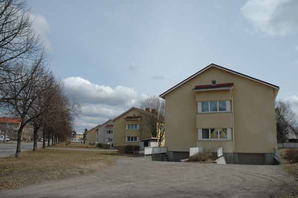 Lentäjäntie, etualalla nrot 3 ja 5.&nbsp;(Minna Pesu&nbsp;3.5.2005)