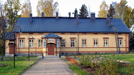 Pappilan päärakennus etelästä.&nbsp;(Seppo Pelkonen&nbsp;syyskuu 2005)
