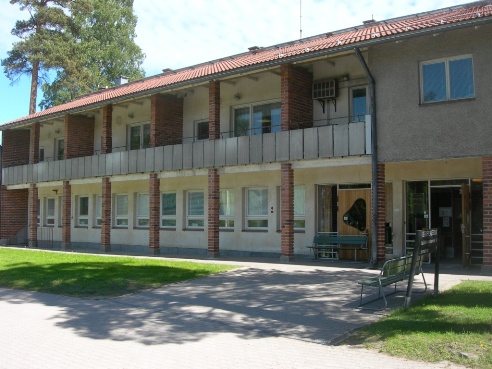 Terveyskeskuksen sisäänkäynnin puolella rakennus on kaksikerroksinen.&nbsp;(Miikka Kurri&nbsp;31.5.2011)