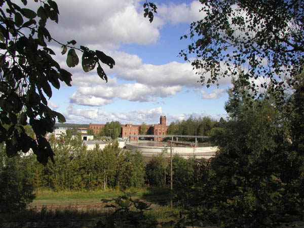 Näkymä Kaukaan tehdasalueen vanhaan osaan. Taustalla ent. rullatehdas.&nbsp;(Pöyry Environment Oy/Matti Veijovuori&nbsp;2007)