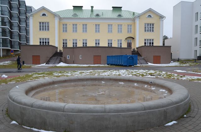 Rakennus pohjoisen suunnasta kuvattuna.&nbsp;(Miikka Kurri&nbsp;10.11.2014)