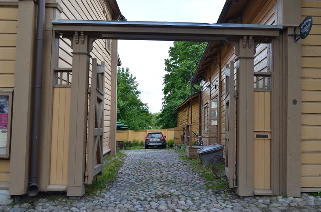 Wolkoffin talojen välinen portti&nbsp;(Katri Nousiainen&nbsp;23.6.2015)