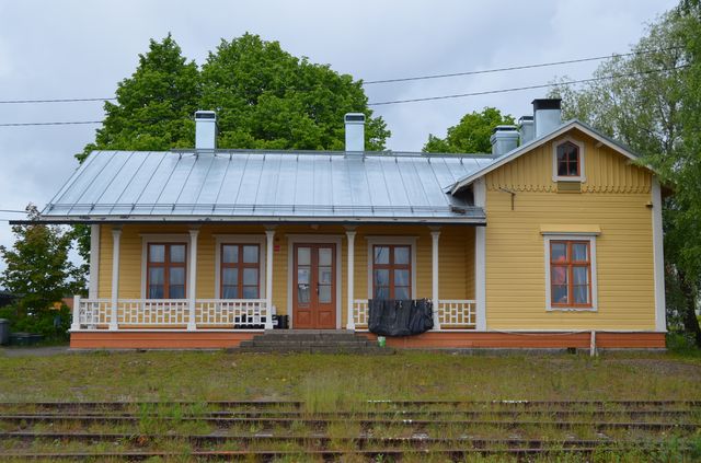 Julkisivu itään järvelle päin.&nbsp;(Katri Nousiainen&nbsp;23.6.2015)