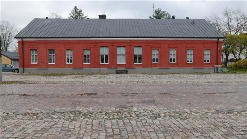 Rakennus C Käräjätalo kuvattuna Linnoituksen keskusaukiolta Katariinan torilta lännestä&nbsp;(Sitowise Oy Minna Halonen ja Nina Virtanen&nbsp;28.10.2020)