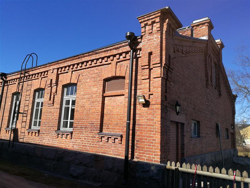 Suvorovinkuja 1:n eteläsivu Kristiinankadun suuntaan kuvattuna. Taustalla Kristiinankatu 14, rak. 25.&nbsp;(Sitowise Oy Minna Halonen ja Nina Virtanen&nbsp;28.10.2020)