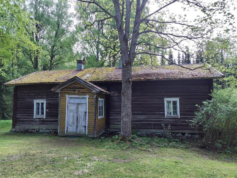 Päärakennuksen maalaamaton pääjulkisivu, jonka keskellä mahdollisesti myöhemmin rakennettu sisäänkäyntiosa.&nbsp;(Dan Ronimus&nbsp;5/2022)