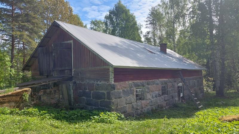 Päärakennuksen takapuolella sijaitseva 1900-luvun alusta peräisin oleva kivirunkoinen aitta.&nbsp;(Dan Ronimus&nbsp;5/2022)