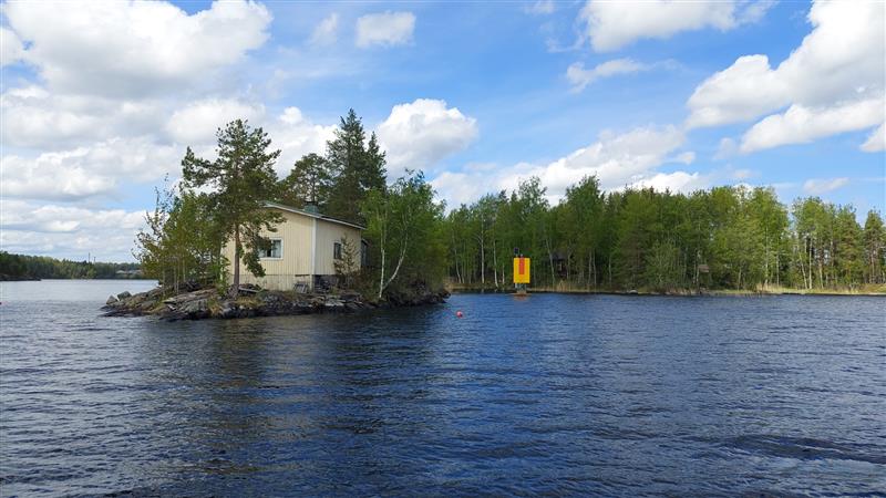 Näkymä mökkirakennuksen päätyä kohti.&nbsp;(Dan Ronimus&nbsp;5/2022)