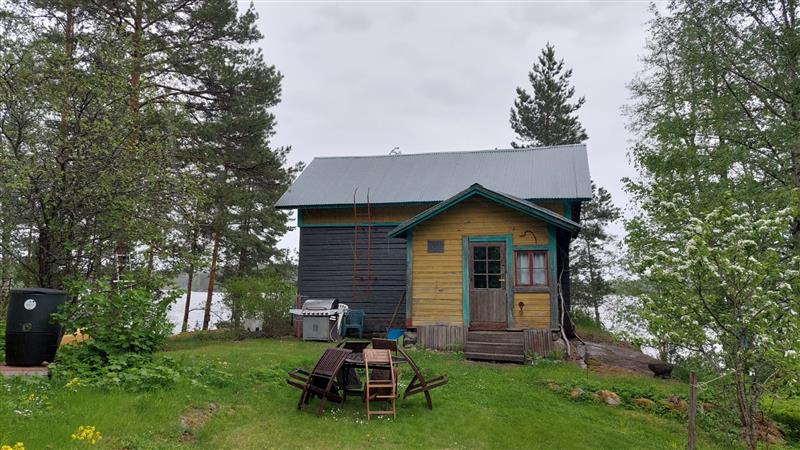 Asuinrakennus, jossa on myöhemmin lisätty sisäänkäyntiosa on julkisivunsa puolelta kohtalaisen hillitty.&nbsp;(Dan Ronimus&nbsp;5/2022)