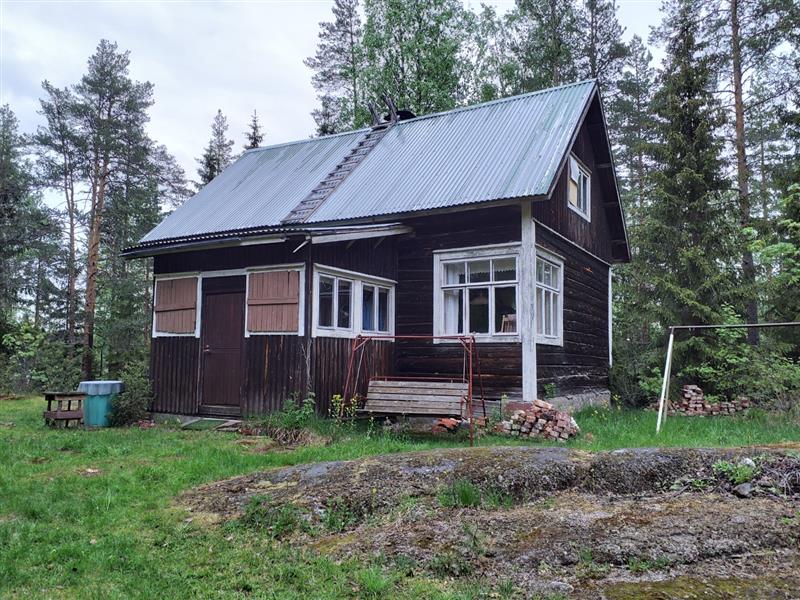 Historiallinen hirsitalo on ilmeisesti maatilan vanha päärakennus ja toimii kohteen asuinrakennuksena. Se seisoo betonisen kivijalan päällä, mikä viittaa rakennusaikaan 1920-luvulta eteenpäin.&nbsp;(Dan Ronimus&nbsp;5/2022)