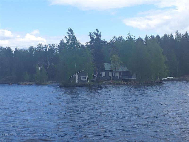 Saaren rakennuskanta koostuu etualalla erottuvasta saunasta ja sen taakse jäävästä asuinrakennuksesta.&nbsp;(Dan Ronimus&nbsp;5/2022)