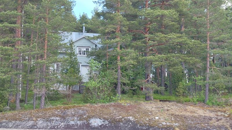 1930-luvulla valmistunut huvila on ulkoasultaan jo pelkistetympää rakentamistyyliä edustava.&nbsp;(Dan Ronimus&nbsp;5/2022)