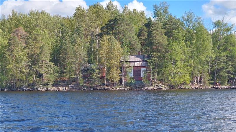 Huvilarakennuksen sivusta voidaan hyvin hahmottaa kattorakenteen erikoisuus sekä tyylipuhtaat 1900-luvun alkupuolen T-ikkunat.&nbsp;(Dan Ronimus&nbsp;5/2022)