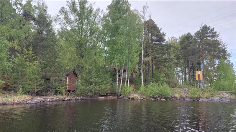 Rakennusten lisäksi pihapiirissä on väylämerkki veneilijöitä varten.&nbsp;(Dan Ronimus&nbsp;5/2022)