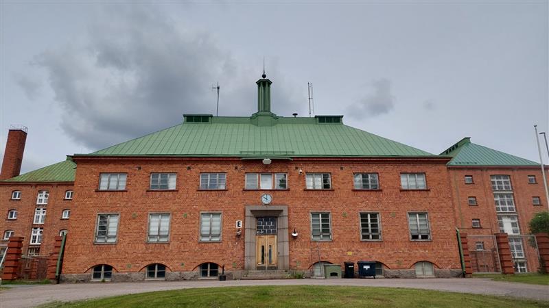 Kansliarakennuksen julkisivu ulkopihalta kuvattuna. Taustalla selli- ja hallintorakennukset.&nbsp;(Dan Ronimus&nbsp;6/2022)