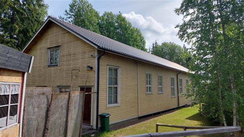 Rakennuksen runko-osan päätyä.&nbsp;(Dan Ronimus&nbsp;06/2022)
