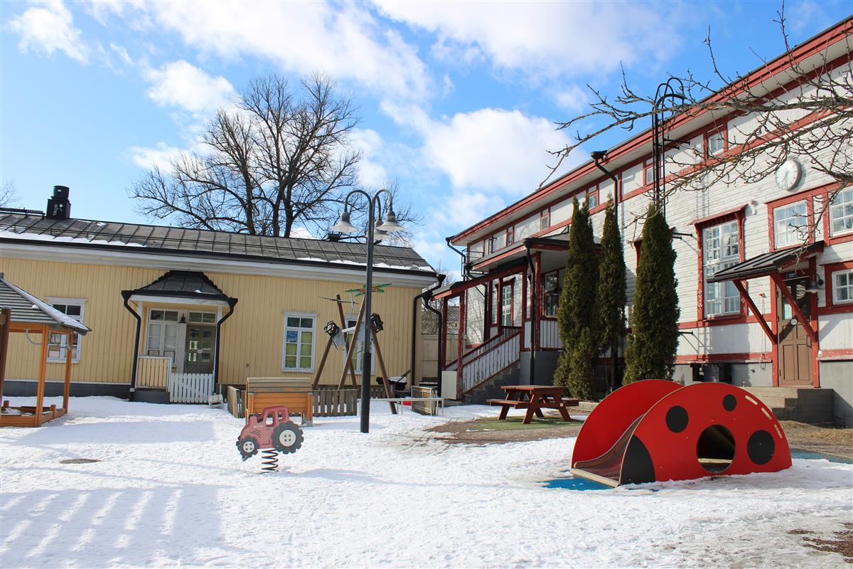 Näkymä sisäpihalta. Oikealla rakennus 1, entinen Seurahuone ja poliisilaitoksen talo, vasemmalla rakennus 2, entinen poliisilaitos.&nbsp;(Liina Luoma&nbsp;19.3.2025)