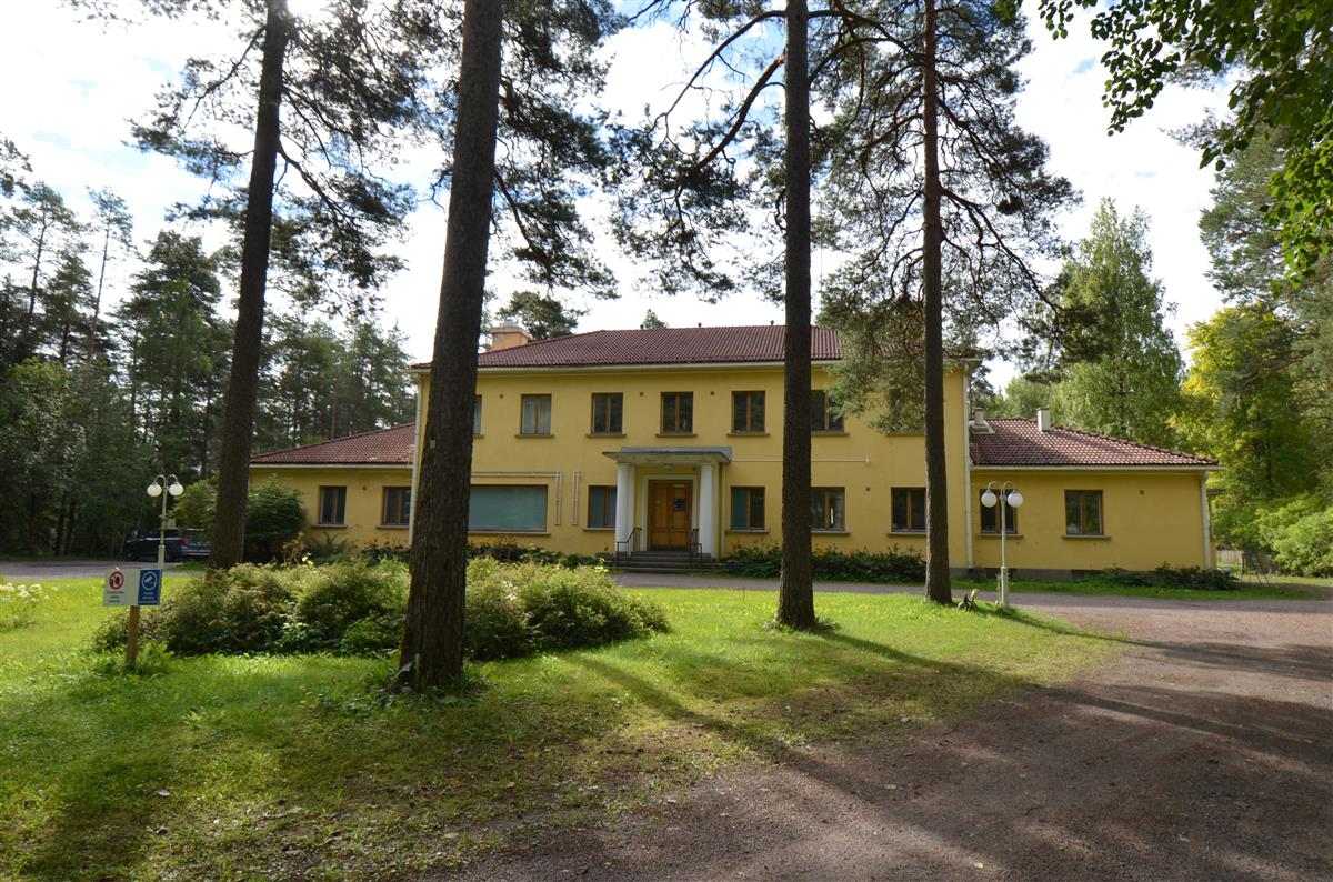 Entinen Paraisten Kalkkivuori Oy:n johtajan asuintalo Paraistentie 23:ssa pohjoisesta päin kuvattuna.&nbsp;(Päivi Makkonen&nbsp;2025)