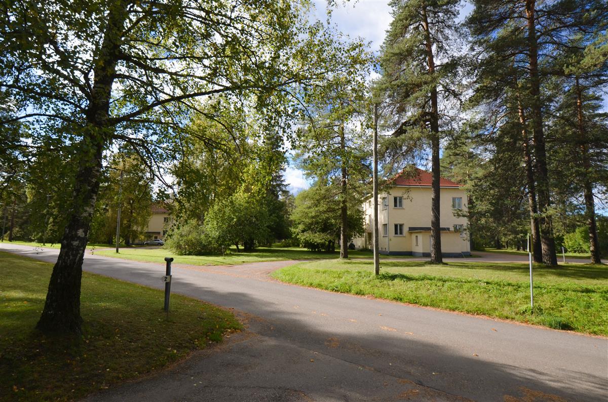 Näkymä Paraistentie 2:n risteyksestä lounaaseen päin kohti Paraistentie 3:a ja 1:ä.&nbsp;(Päivi Makkonen&nbsp;2025)