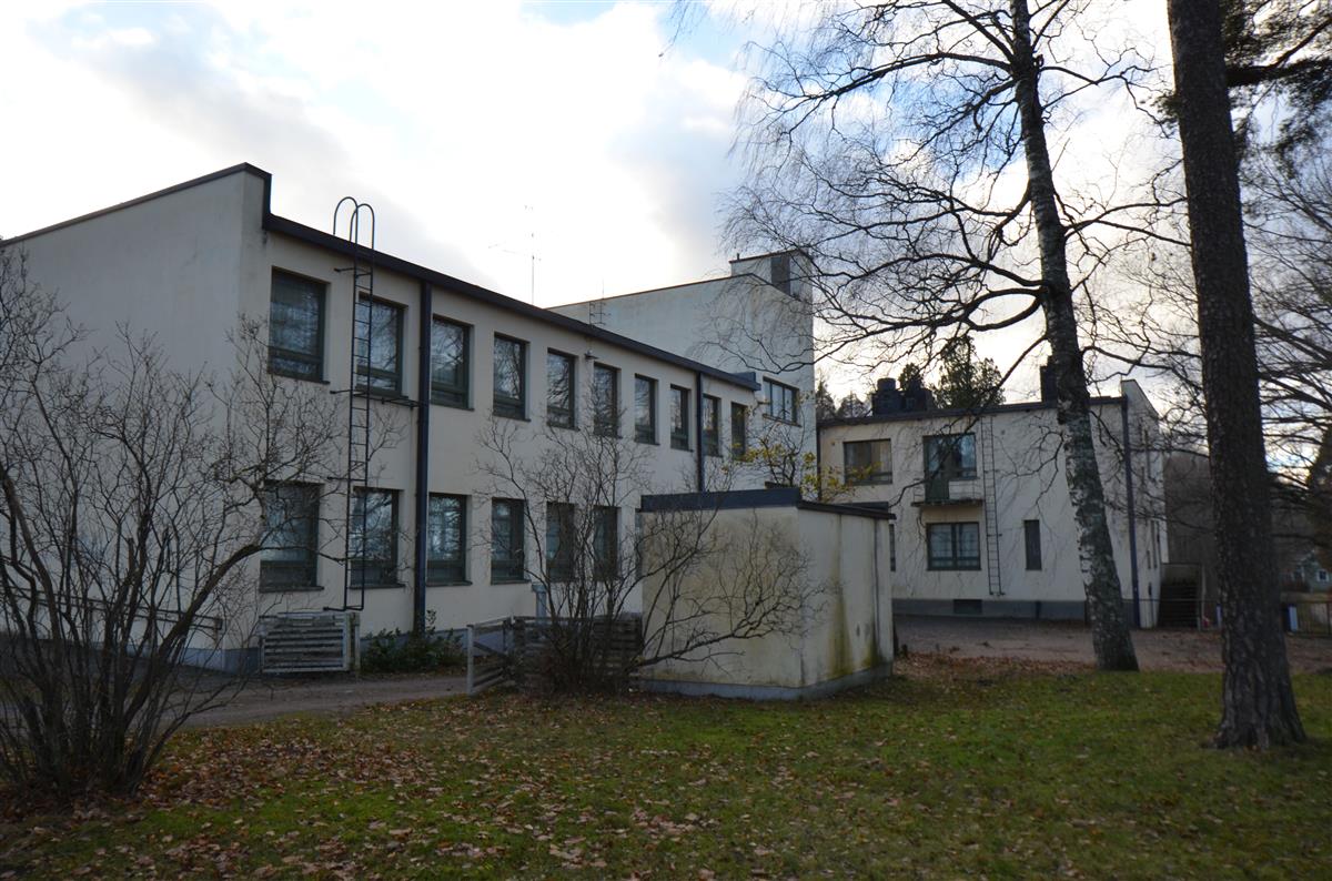 Lauritsala-talon takapihaa koillisesta päin kuvattuna.&nbsp;(Päivi Makkonen&nbsp;2025)