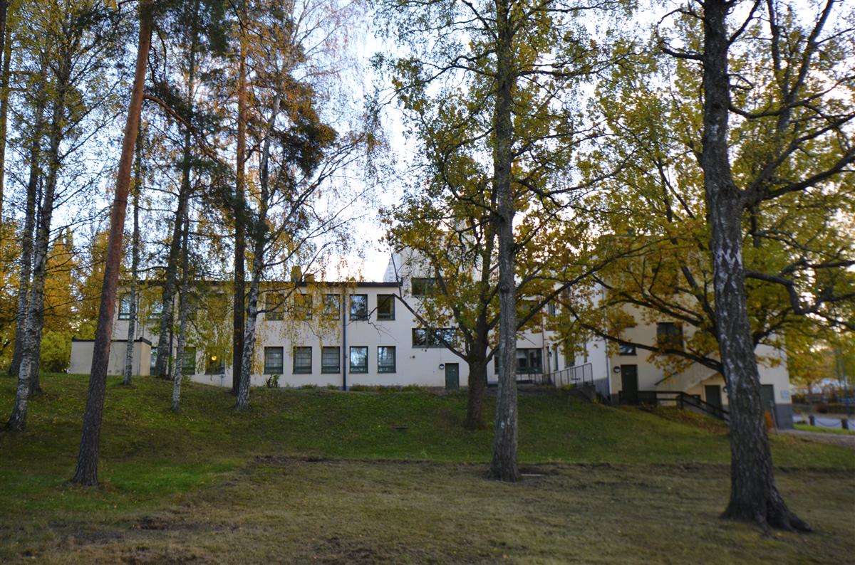 Lauritsala-talo takapihalta, luoteesta päin kuvattuna.&nbsp;(Päivi Makkonen&nbsp;2025)