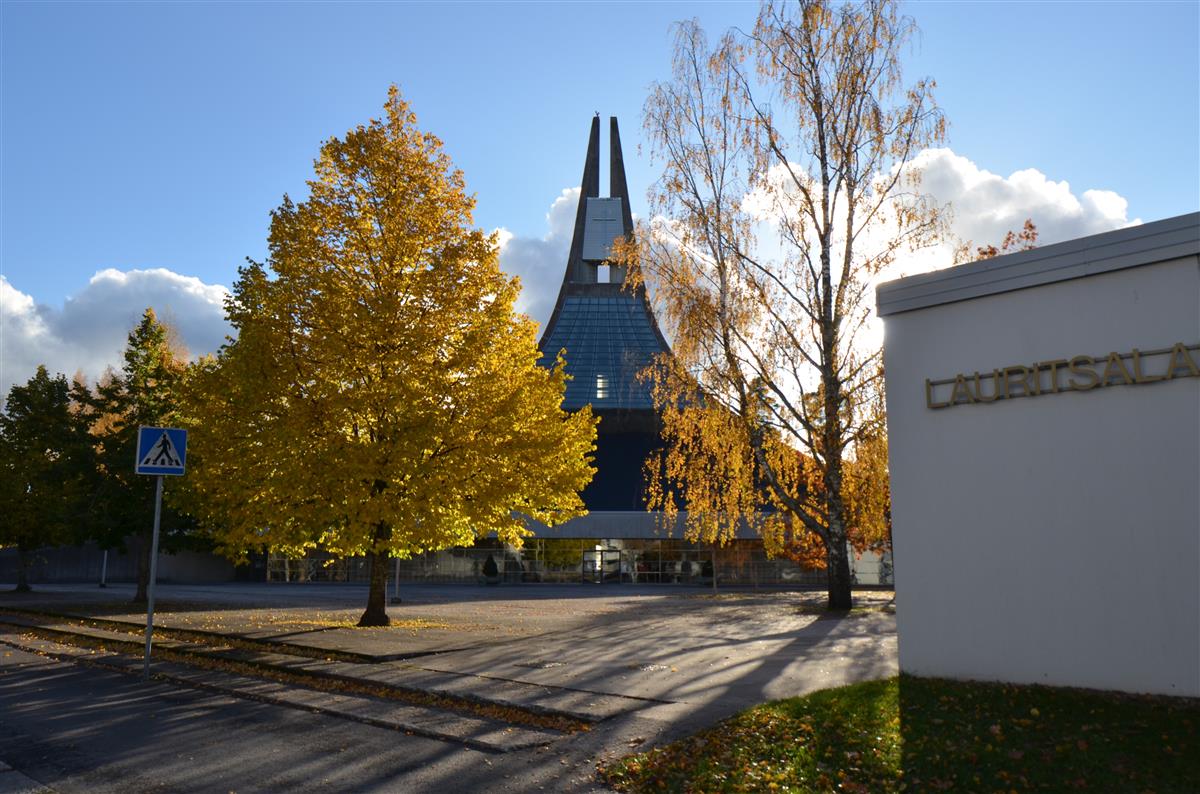 Lauritsalan kirkko Kauppalankadulta lounaaseen päin kuvattuna. Oikealla Lauritsalan seurakuntakoti.&nbsp;(Päivi Makkonen&nbsp;2025)