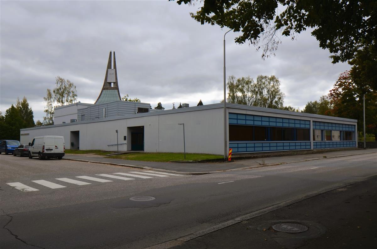 Lauritsalan seurakuntakoti Hallituskadulta etelään päin kuvattuna. Taustalla Lauritsalan kirkko.&nbsp;(Päivi Makkonen&nbsp;2025)