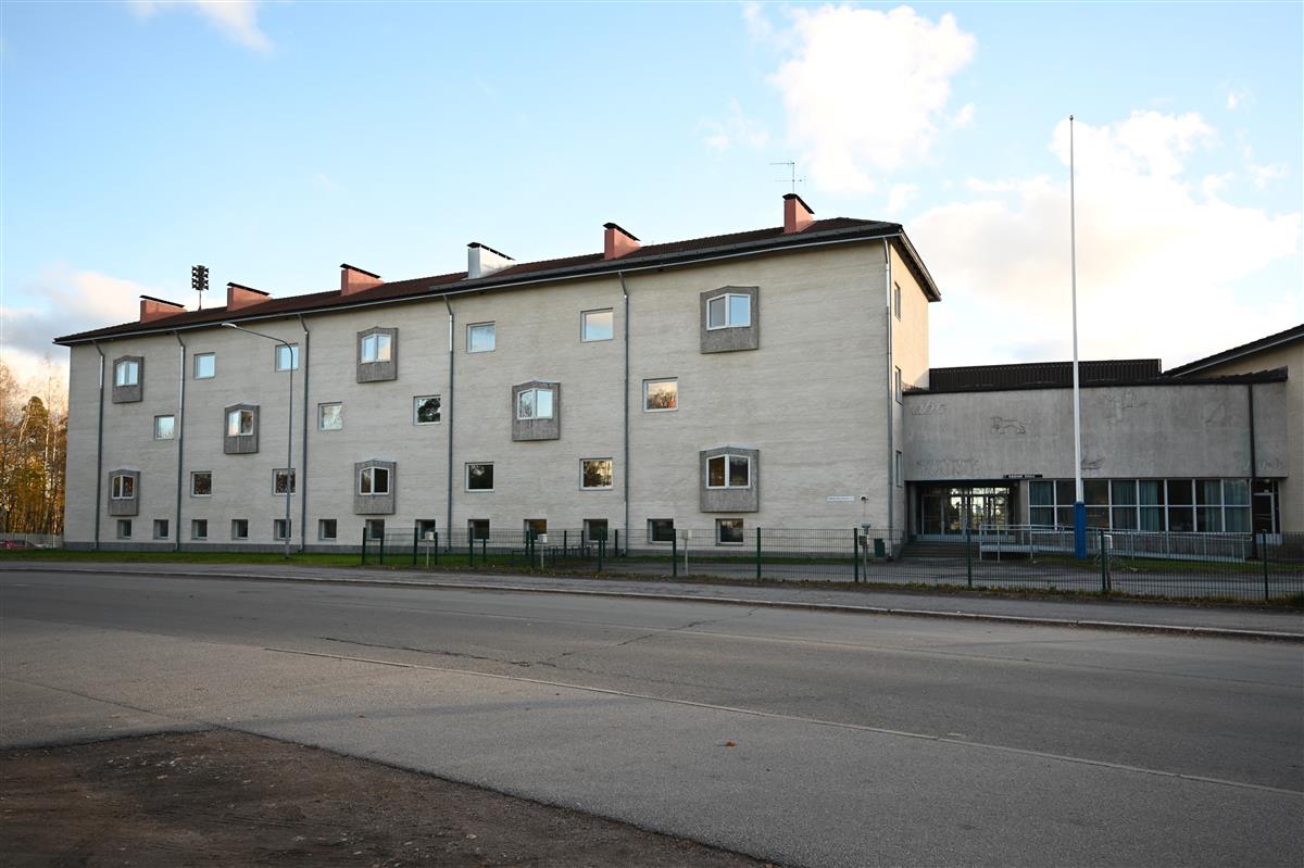 Kaukaan koulurakennuksen luokkasiipi luoteesta päin kuvattuna.&nbsp;(Päivi Makkonen&nbsp;2025)