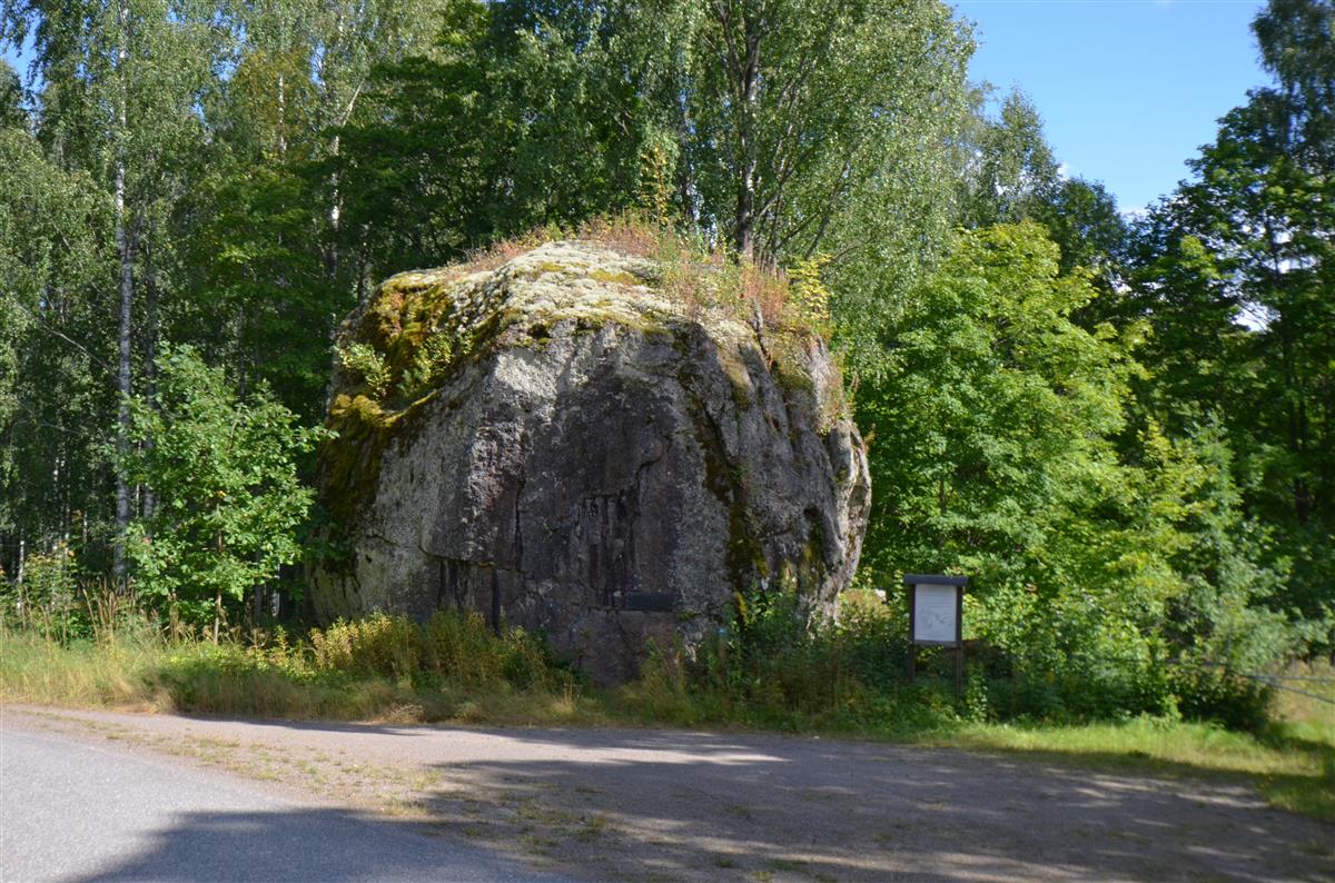 Nuijamaan Sormuskivi Tassiantieltä, lännestä päin kuvattuna.&nbsp;(Päivi Makkonen&nbsp;2026)