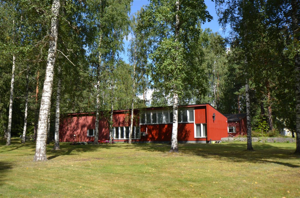 Nuijamaan seurakuntakeskus hautausmaalta, lounaasta päin kuvattuna.&nbsp;(Päivi Makkonen&nbsp;2023)