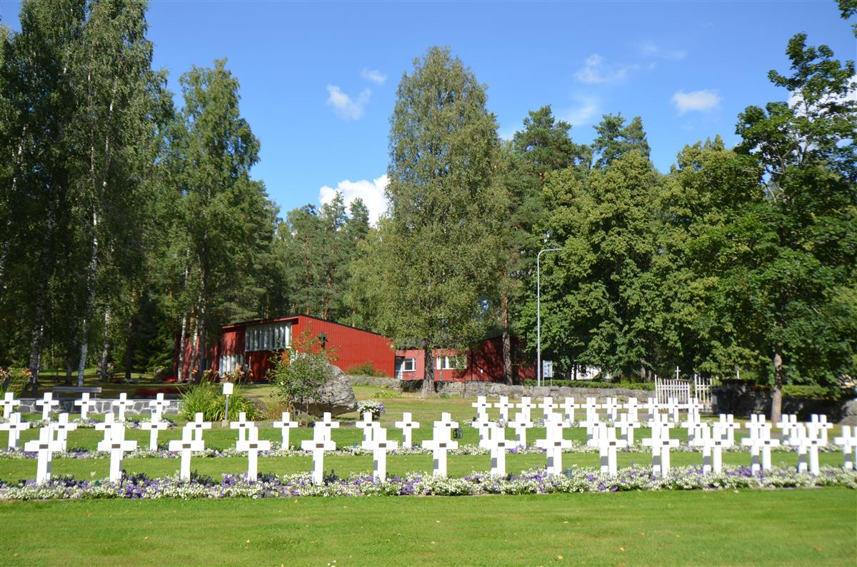 Nuijamaan seurakuntakeskus sankarihautausmaalta, etelästä päin kuvattuna.&nbsp;(Päivi Makkonen&nbsp;2026)