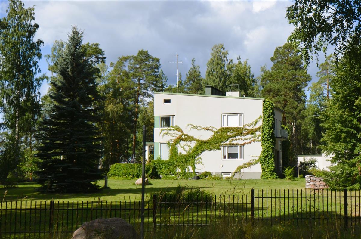 Entinen Tiurun sairaalan ylilääkärin asuintalo Lääkärintieltä, kaakosta päin kuvattuna.&nbsp;(Päivi Makkonen&nbsp;2026)