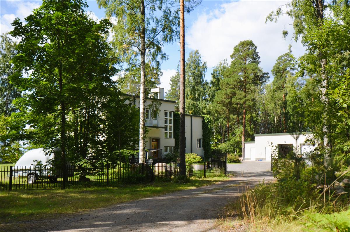 Entinen Tiurun sairaalan ylilääkärin asuintalo ja uusi piharakennus idästä päin kuvattuna.&nbsp;(Päivi Makkonen&nbsp;2026)
