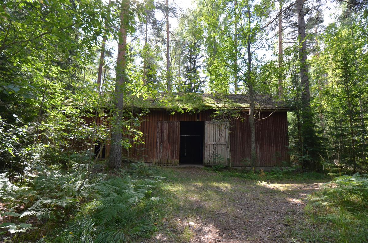 Tiurun sairaalan kappeli-ruumishuoneen takana sijaitseva lato pohjoisesta päin kuvattuna. [Kohteen rakennukseen liitetty kuva]&nbsp;(Päivi Makkonen&nbsp;2026)