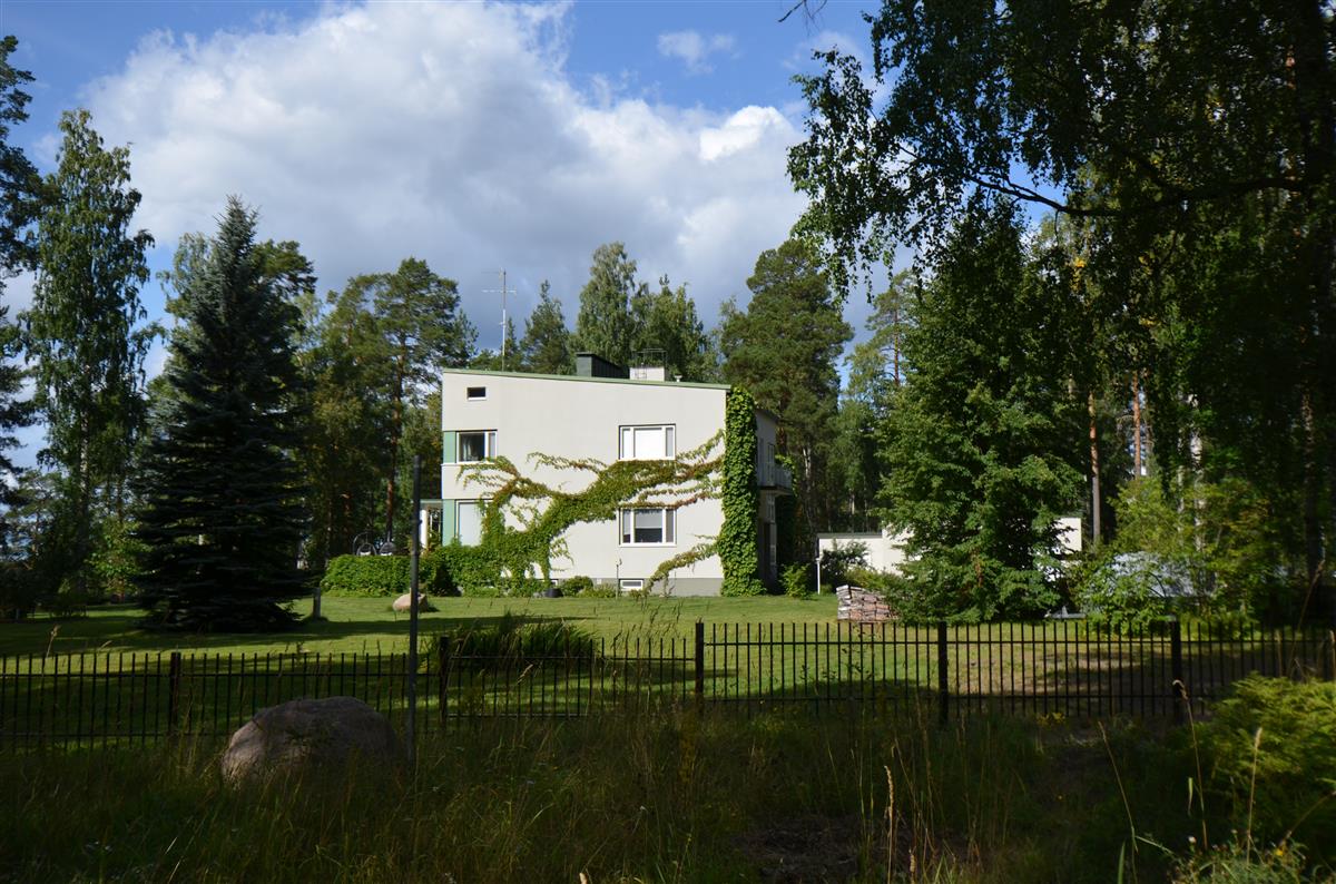 Entisen Tiurun sairaalan ylilääkärin asuintalon pihapiiriä kaakosta päin kuvattuna.&nbsp;(Päivi Makkonen&nbsp;2026)