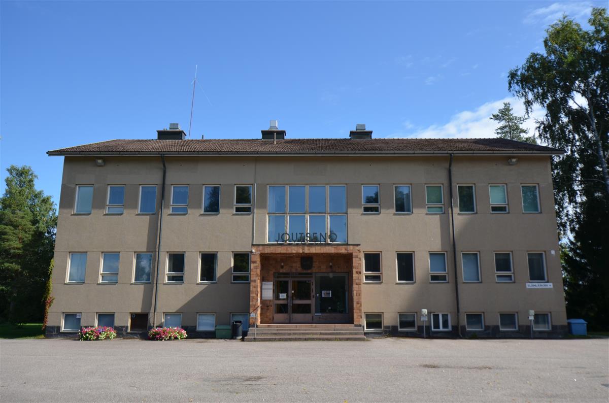 Joutsenon entinen kunnantalo I pihalta, lounaasta päin kuvattuna.&nbsp;(Päivi Makkonen&nbsp;2026)
