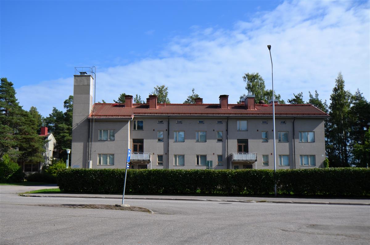 Joutsenon entinen kunnantalo II Kesolantien yli, lounaasta päin kuvattuna.&nbsp;(Päivi Makkonen&nbsp;2026)