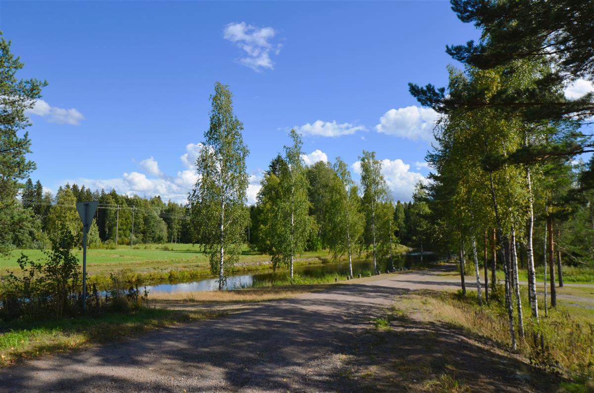 Näkymä Kansolan vanhan kanavan ylittävän sillan luota kaakkoon päin, kohti kulverttia ja rullasiltaa.&nbsp;(Päivi Makkonen&nbsp;2026)