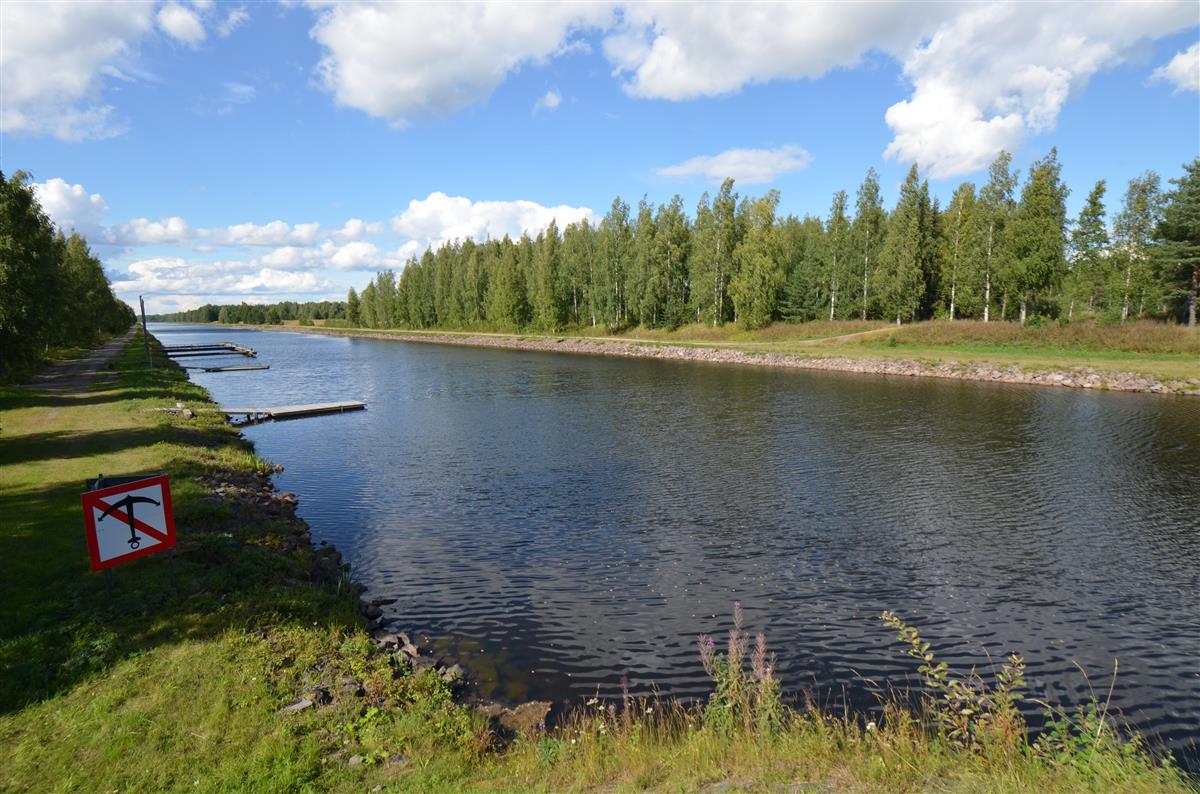 Näkymä Kansolan uuden Saimaan kanavan ylittävän sillan länsipäästä kohti luodetta ja kanavaa.&nbsp;(Päivi Makkonen&nbsp;2026)