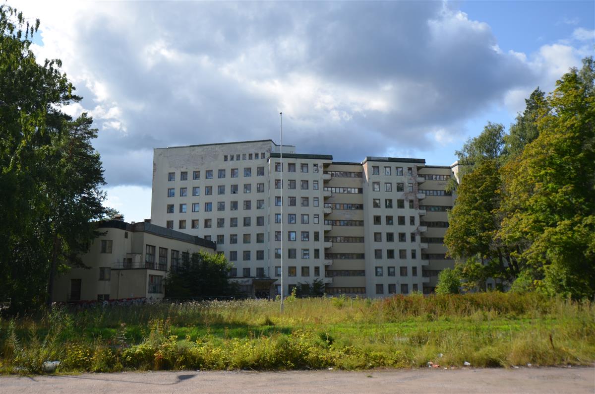 Tiuruniemen sairaala Tiuruniementieltä, koillisesta päin kuvattuna. Vasemmalla rakennuksen C1, keskellä C-2 ja oikealla A-osa.&nbsp;(Päivi Makkonen&nbsp;2026)