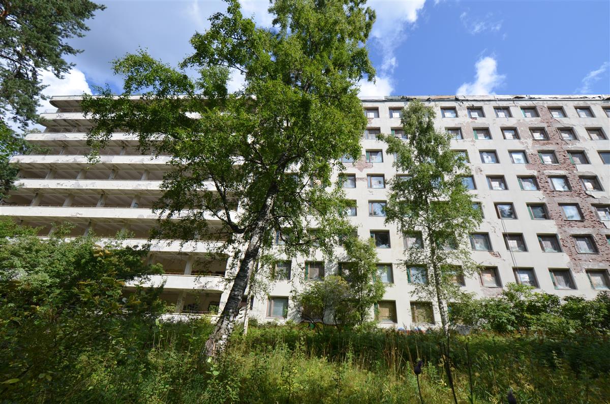 Tiuruniemen sairaalan A-osan julkisivua lounaasta päin kuvattuna. Vasemmalla  makuuparvekkeet.&nbsp;(Päivi Makkonen&nbsp;2026)