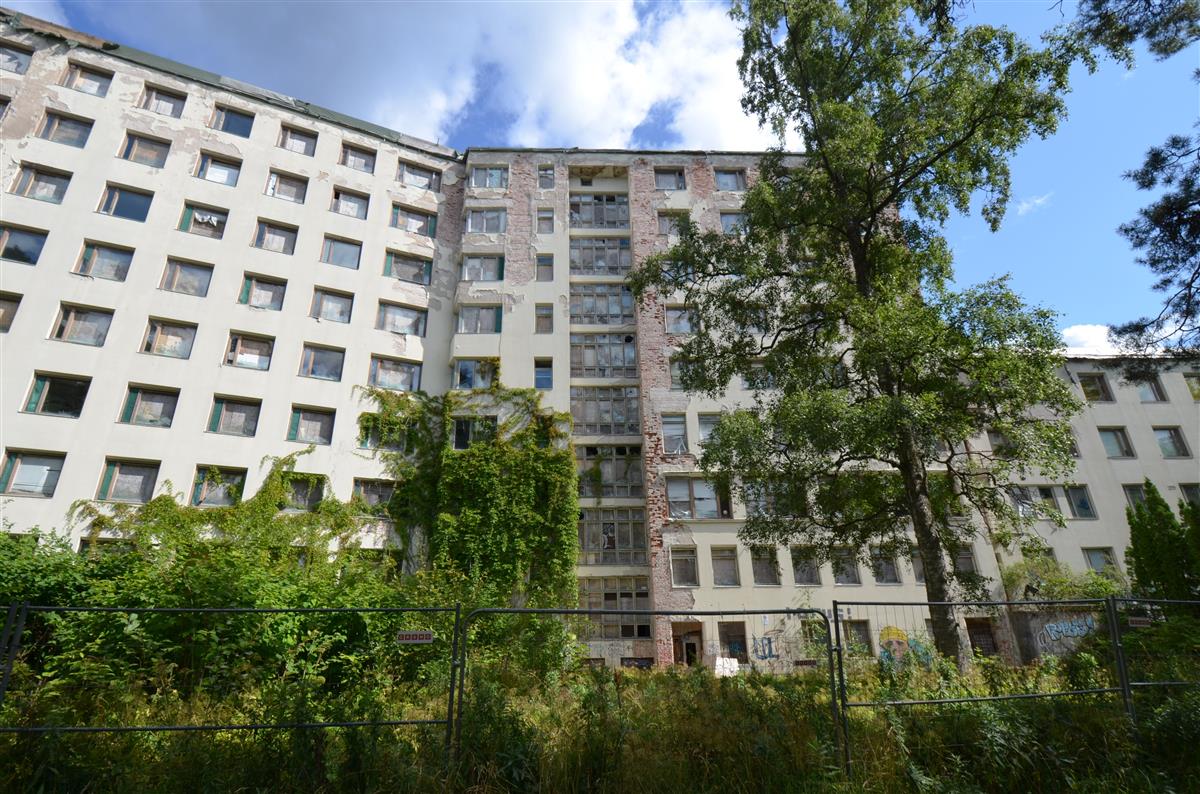 Tiuruniemen sairaalaa lännestä päin kuvattuna. Vasemmalla rakennuksen A, keskellä C-2 ja oikealla B-osa.&nbsp;(Päivi Makkonen&nbsp;2026)