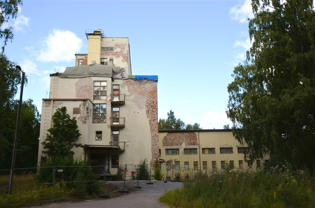 Tiuruniemen sairaala kaakosta päin kuvattuna. Edessä rakennuksen B, taustalla C-2 ja oikealla C-1-osa.&nbsp;(Päivi Makkonen&nbsp;2026)