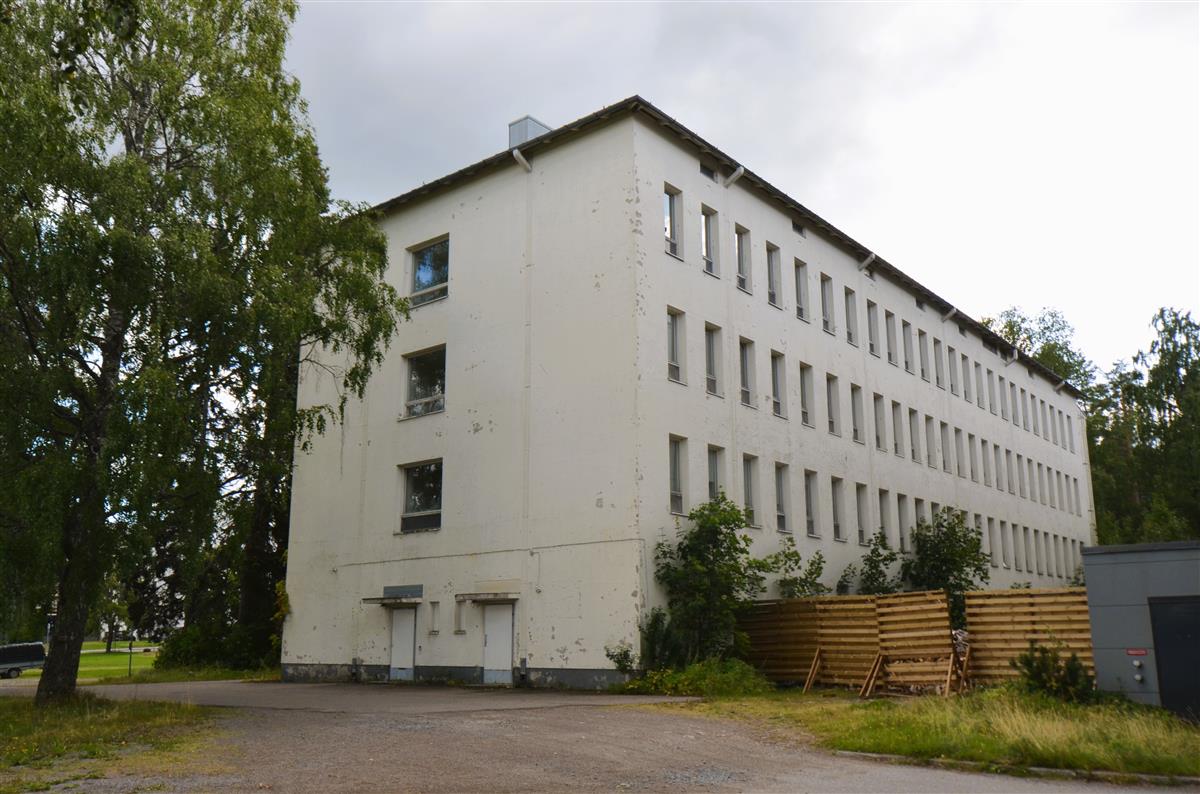Setälän sairaalarakennus kauppakeskuksen kulmalta, luoteesta päin kuvattuna.&nbsp;(Päivi Makkonen&nbsp;2026)