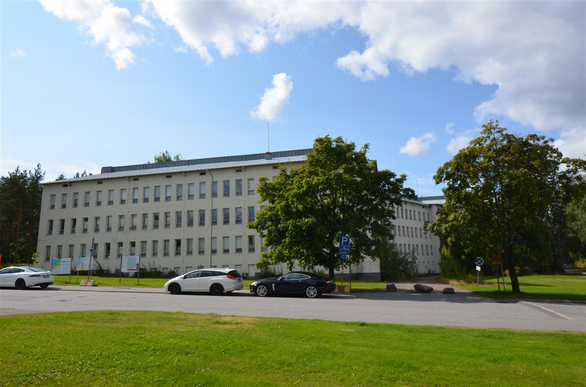 Setälän itäjulkisivua Rauhanrinteeltä, idästä päin kuvattuna.&nbsp;(Päivi Makkonen&nbsp;2026)