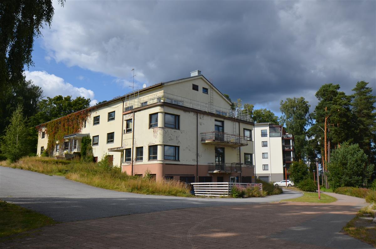 Rantalan sairaalarakennus rannasta, kaakosta päin kuvattuna. Taustalla uudempi asuinkerrostalo.&nbsp;(Päivi Makkonen&nbsp;2026)