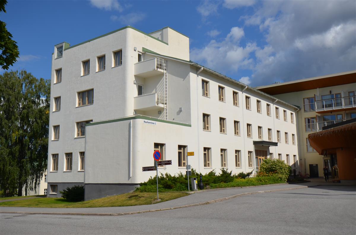 Hallintolan rakennus lounaasta päin kuvattuna.&nbsp;(Päivi Makkonen&nbsp;2026)